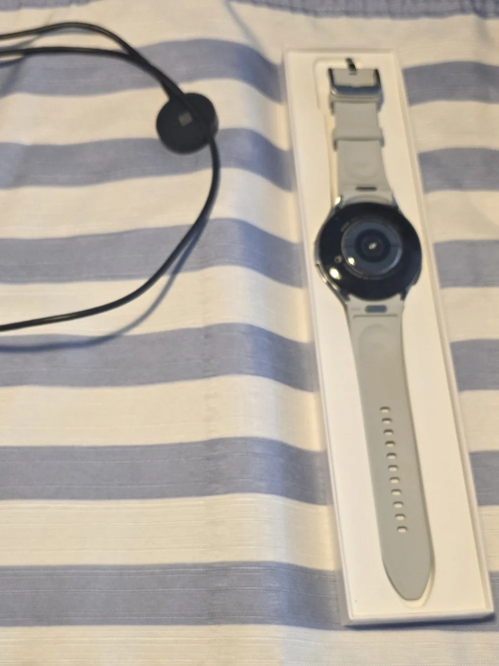 Samsung Galaxy Watch Classic - Light Gray Strap, Silver Case